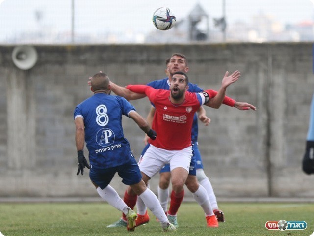 אביב כהן מנסה לשמור על הכדור (וואסים מוואסי)